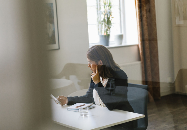 Candidate meeting with career advisor